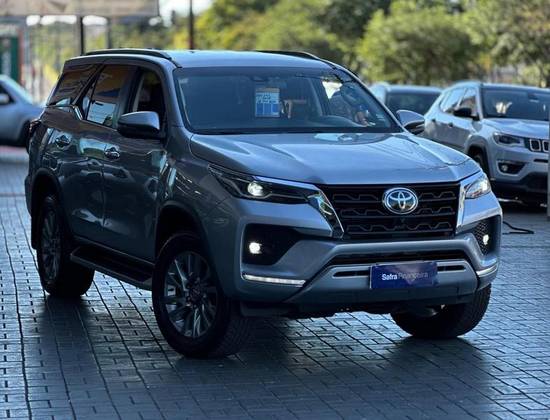 TOYOTA HILUX 2.8 D-4D TURBO DIESEL CD CONQUEST 4X4 AUTOMÁTICO